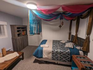 een slaapkamer met een hemelbed. bij Wildgoose Accommodations in Reston