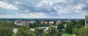 z góry widok na miasto z domami i drzewami w obiekcie Apartament Busko-Zdrój - Zosia w Busku Zdroju