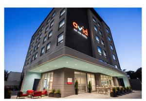 um edifício com um sinal na lateral em avid hotels - Brooklyn Dyker Heights, an IHG Hotel-BRAND NEW em Brooklyn