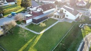 - une vue aérienne sur une grande maison avec une cour dans l'établissement Kukorica Csárda Apartman 2, à Balatonújlak
