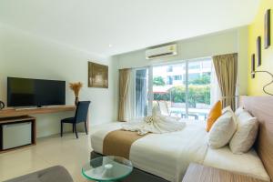 TV a/nebo společenská místnost v ubytování The Lantern Resorts Patong - SHA Extra Plus