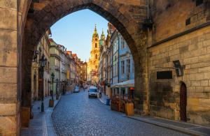 um arco sobre uma rua numa cidade em Adam's Apartment - Best Location em Praga