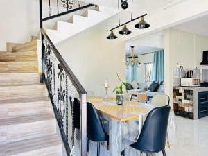 een eetkamer en een woonkamer met een tafel en stoelen bij Villa Calodyne in Goodlands