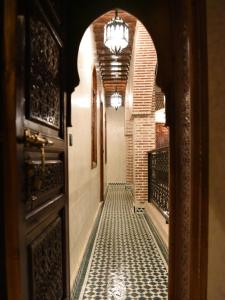 un corridoio con pavimento piastrellato e porta di Riad Touhfa Kasbah Marrakech a Marrakech
