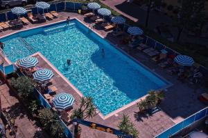 Piscina de la sau aproape de Hotel Jet