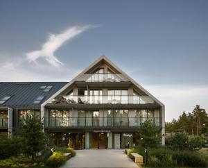 ein energieeffizientes Haus mit einem Gameradach in der Unterkunft Hotel Saltic Resort & Spa Łeba in Łeba