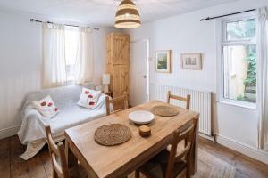 comedor con mesa y cama en Peaceful 2BD Home - 18 mins to Bath City Centre! en Bath