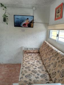 a room with a couch and a tv on the wall at Casa de Alquiler 1 in Tanti