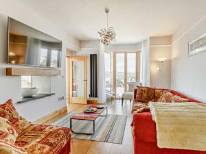 uma sala de estar com um sofá e uma mesa em 3 bed in Teignmouth 91466 em Teignmouth