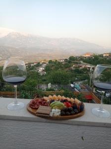 een bord eten en twee glazen wijn bij Villa Kuci, Drobonik Berat in Berat
