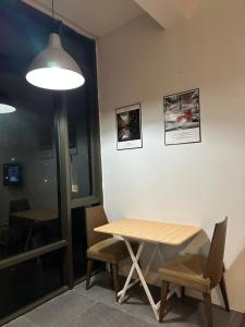 une table et deux chaises dans une pièce dans l'établissement Eight Empire Studio (Netflix/Wi-fi) @ IKEA/The Curve, à Petaling Jaya