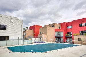 um campo de ténis em frente a alguns edifícios em Portland Condo with Hot Tub Access, Near Downtown! em Portland