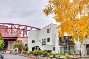 un edificio bianco con un ponte rosso sullo sfondo di Portland Condo with Hot Tub Access, Near Downtown! a Portland