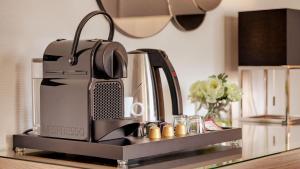 Příslušenství pro přípravu čaje a kávy v ubytování Refresh Boutique Apartments
