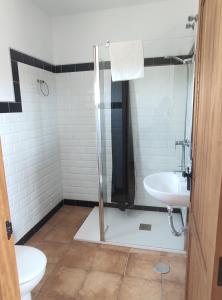 W łazience znajduje się prysznic i umywalka. w obiekcie Vista al faro w Kadyksie
