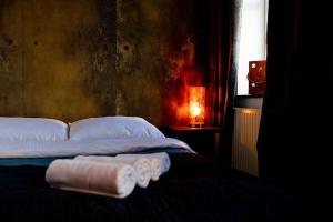 una camera da letto con un letto e due asciugamani di Przytulnie z The GG Apartments a Poznań