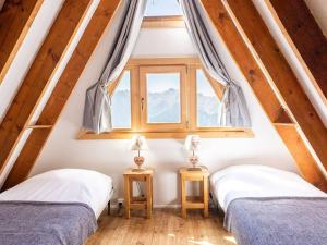 Un pat sau paturi într-o cameră la Chalet intimiste à Huez avec terrasse et WiFi - FR-1-645-14