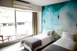 1 dormitorio con 2 camas y ventana grande en Dream Studios BA en Buenos Aires