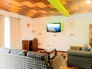 Wanacauri hill في كوينكا: غرفة معيشة مع كنبتين وتلفزيون بشاشة مسطحة