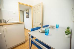 une cuisine avec une table et des lunettes bleues. dans l'établissement CENTER APARTMENT BUDAPEST, Akacfa street, à Budapest