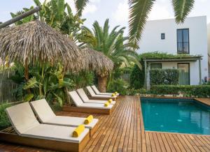 un resort con piscina e 2 sedie a sdraio di Es Caló Luxe - Formentera Break a Es Caló de Sant Agustí