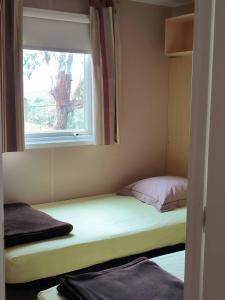 a small room with a bed and a window at Mira Monti Location in Belvédère