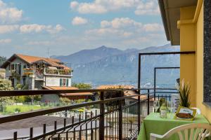 a balcony with a table and a view of mountains at Il Terrazzino 51 in Bellagio