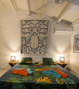 ein Schlafzimmer mit einem Bett mit Handtüchern darauf in der Unterkunft romantic gwada in Saint-François