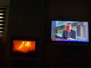Televiisor ja/või meelelahutuskeskus majutusasutuses Brvnare Golo Brdo