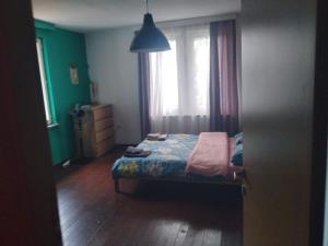 سرير أو أسرّة في غرفة في Apartament Ada