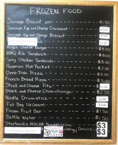 - un menu de tableau noir pour un restaurant servant des plats surgelés dans l'établissement The Grand Hotel Spindletop, à Beaumont