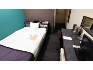 大分市にあるHotel Area One Oita - Vacation STAY 99744vのベッドと机のある小さな部屋 +86枚の写真