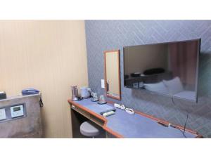 uma casa de banho com um lavatório e um espelho em Hotel Area One Oita - Vacation STAY 99735v em Oita