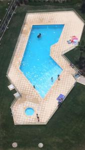 an overhead view of a large swimming pool with people in it at Departamento Sector Casino Enjoy in Coquimbo