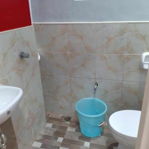 - Baño con aseo y cubo en JJP Dormitel en Molave