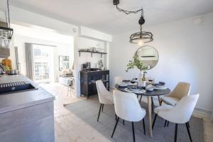 - une cuisine et une salle à manger avec une table et des chaises dans l'établissement Fully Equipped Cosy Flat Close to Malmö&Copenhagen, à Vellinge