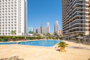 uma piscina numa cidade com edifícios altos em Acuarium 3-19-E Apartment Levante Beach em Benidorm