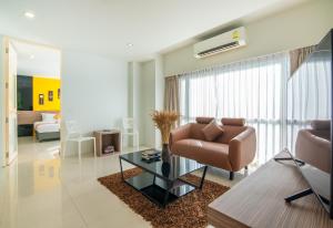 Posezení v ubytování The Lantern Resorts Patong - SHA Extra Plus