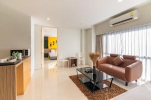 Kuchyň nebo kuchyňský kout v ubytování The Lantern Resorts Patong - SHA Extra Plus