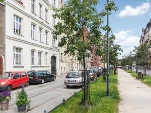 una calle con coches estacionados al costado de la carretera en all for Sophie apartments - bezpłatny parking en Gdansk