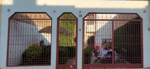 twee poorten met twee vogels erin bij Alojamiento Villa Jardin 