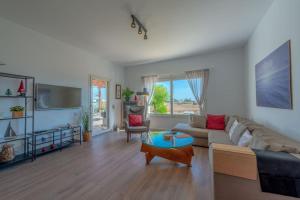 ein Wohnzimmer mit einem Sofa und einem Tisch in der Unterkunft unique flat_ garden and lagoon in Hurghada