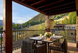 Cảnh núi rừng hoặc tầm nhìn ra núi từ resort