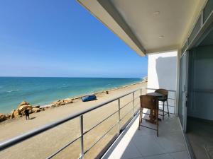 balcón con vistas a la playa en Suite Dptm BRISAMAR Playa Santa Marianita Manta, en Manta