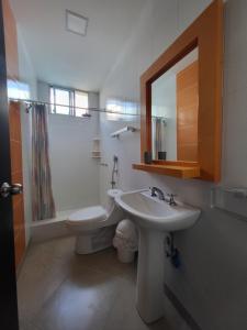 y baño con lavabo, aseo y espejo. en Suite Dptm BRISAMAR Playa Santa Marianita Manta, en Manta