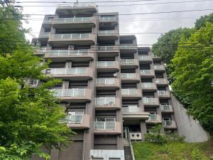 een appartementencomplex met balkons aan de zijkant bij Jozankei Condominium - Vacation STAY 15257 in Jozankei