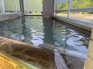 een zwembad met water voor een huis bij Jozankei Condominium - Vacation STAY 15257 in Jozankei
