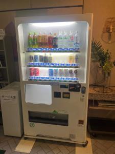 een koelkast gevuld met veel flessen frisdrank bij Jozankei Condominium - Vacation STAY 15257 in Jozankei