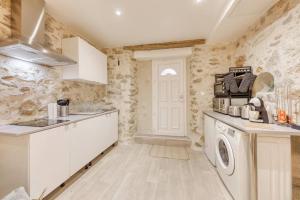 a kitchen with a washer and dryer at Le Refuge, T2 élégant Aéroport d'Orly in Athis-Mons