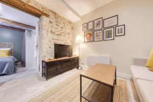 a room with a bed and a tv and a couch at Le Refuge, T2 élégant Aéroport d'Orly in Athis-Mons